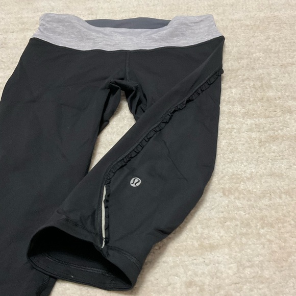 Lululemon Leggings Black and Grey Cropped With Ruffles Size 6 - Picture 3 of 7